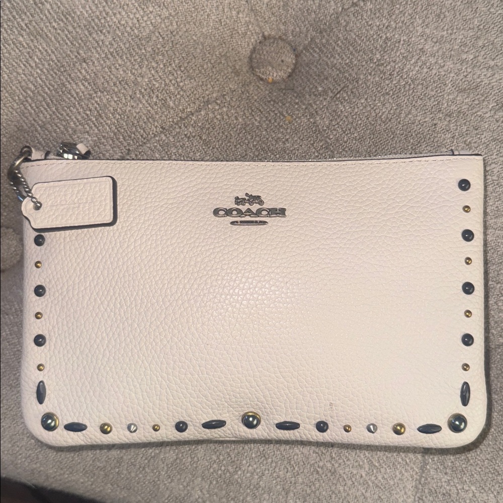 NNWT, Coach vintage chalk prairie rivets   zip pouch